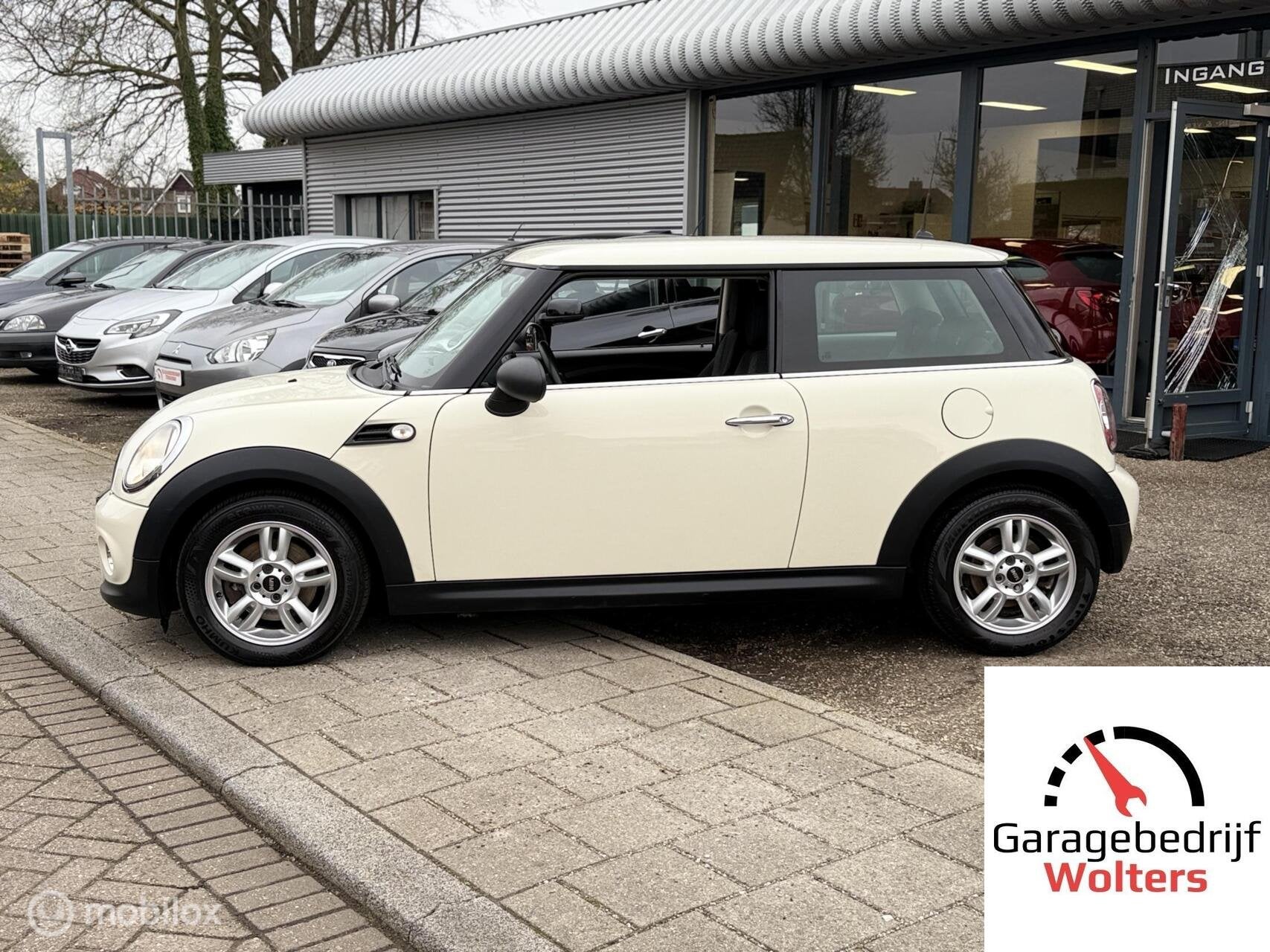 Mini 1.6 one airco stoelverwarm. 1e eigenaar 86dkm nw apk, Auto's, Mini, Voorwielaandrijving, Gebruikt, Zwart, 4 cilinders