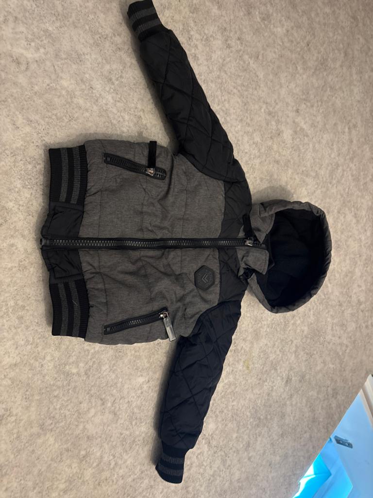 Stoere winterjas jongens maat 92 met afritsbare muts, Ophalen, Zo goed als nieuw, Jongen, Jas