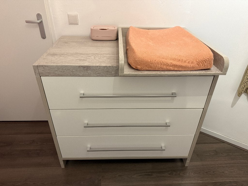 Babykamer: (peuter)bed / ledikant, commode, kast, planken, Ophalen, Zo goed als nieuw, Jongetje of Meisje