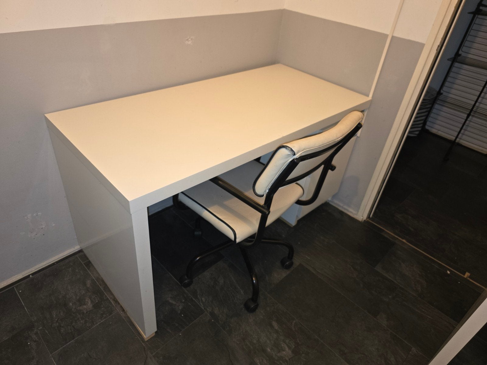 IKEA MALM Bureau wit, Huis en Inrichting, Ophalen, Met lades, Gebruikt, Spaanplaat of MDF