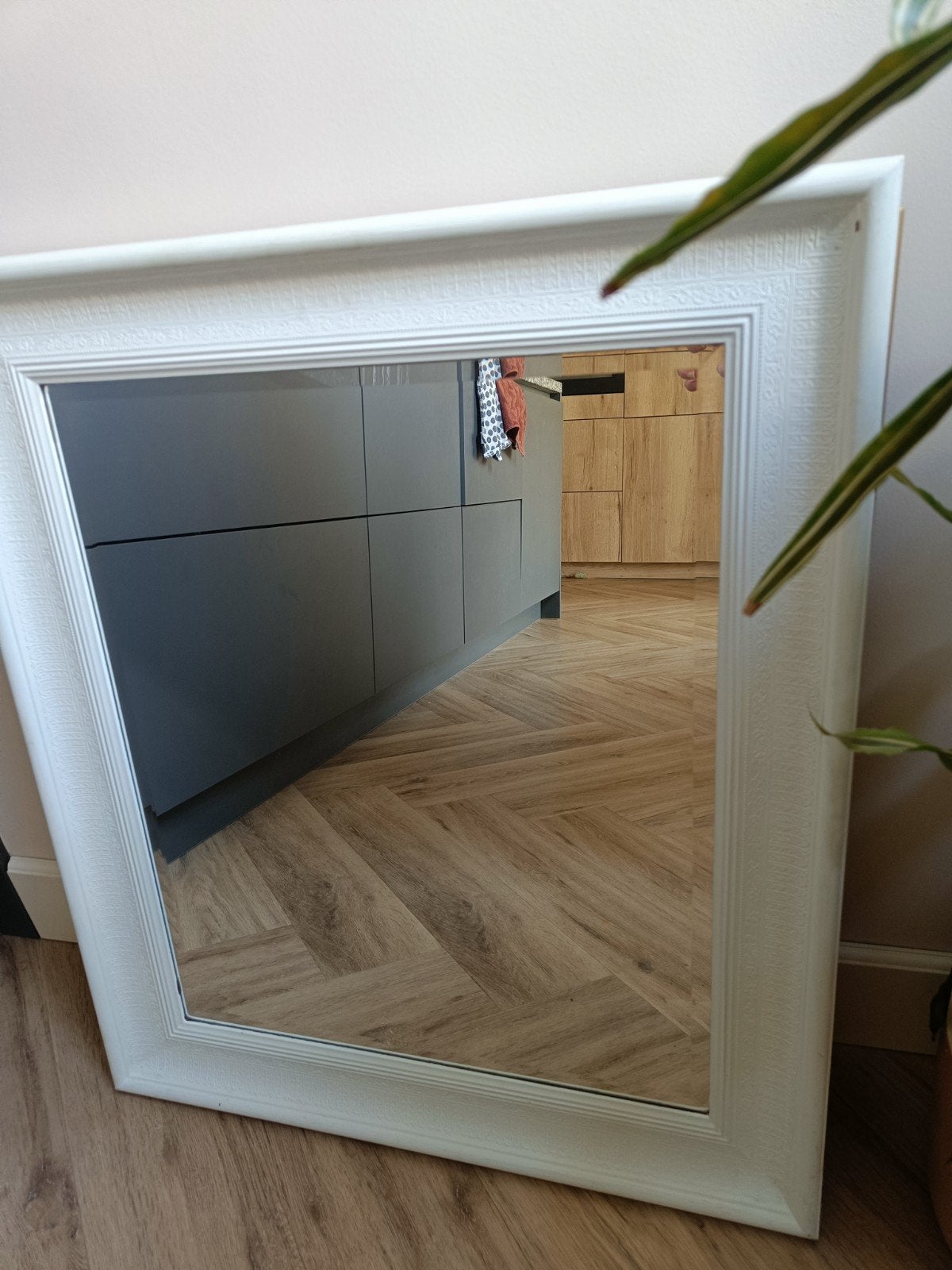 Witte spiegel met sierlijke lijst - 75x65 cm, Ophalen, Rechthoekig, 50 tot 75 cm, Minder dan 100 cm