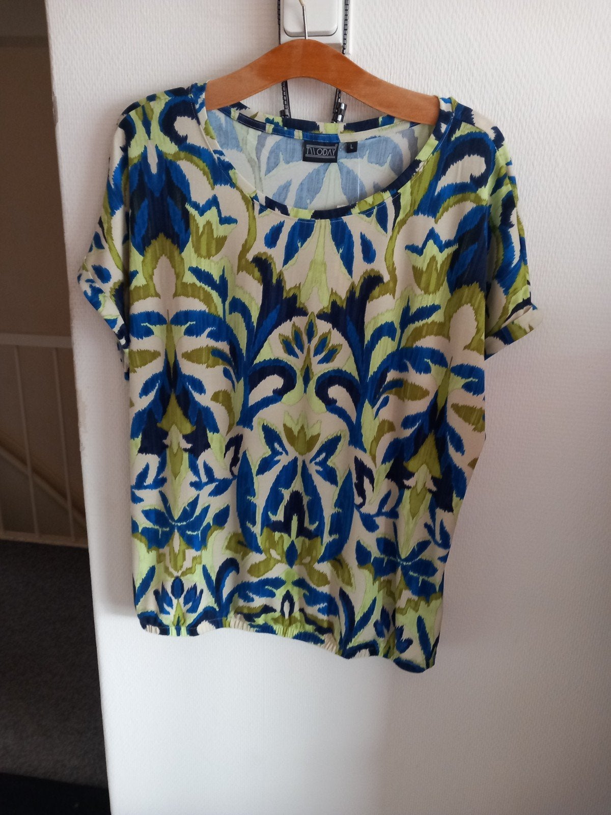 Mooi shirt maat L travelstof, Ophalen of Verzenden, Zo goed als nieuw, Maat 42/44 (L), Korte mouw