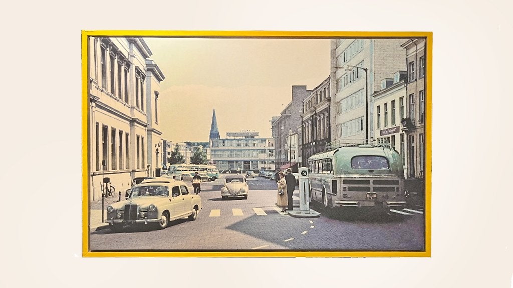 1957 Oud Arnhem Gele rijdersplein Canvas Schilderij in lijst, Huis en Inrichting, Ophalen, Gebruikt, 125 cm of meer, 75 – 100