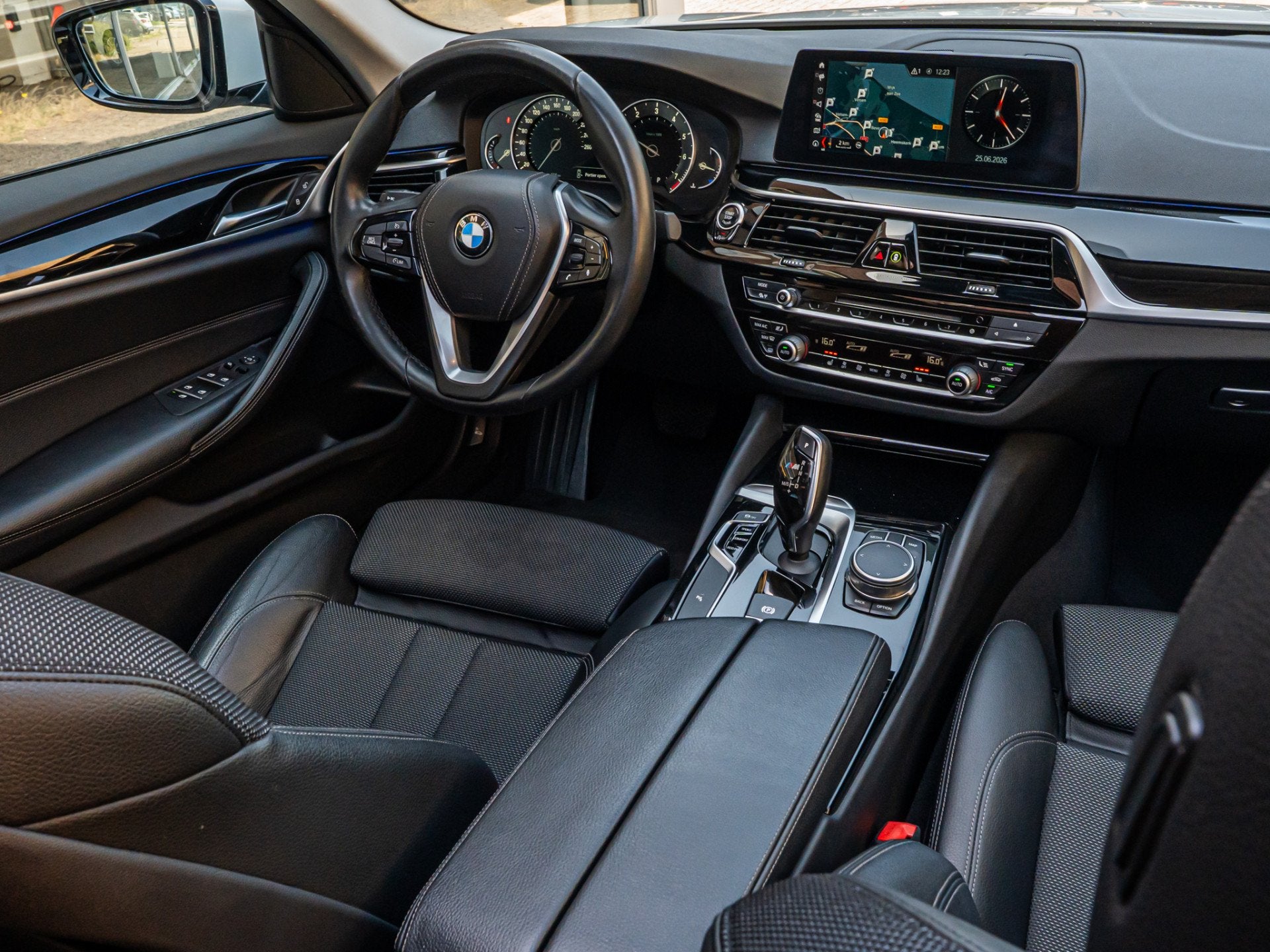 BMW 5 Serie 530i High Exe PANO CAMERA ELEK TREKHAAK SHADOW L, Automaat, 1998 cc, Achterwielaandrijving, Euro 6