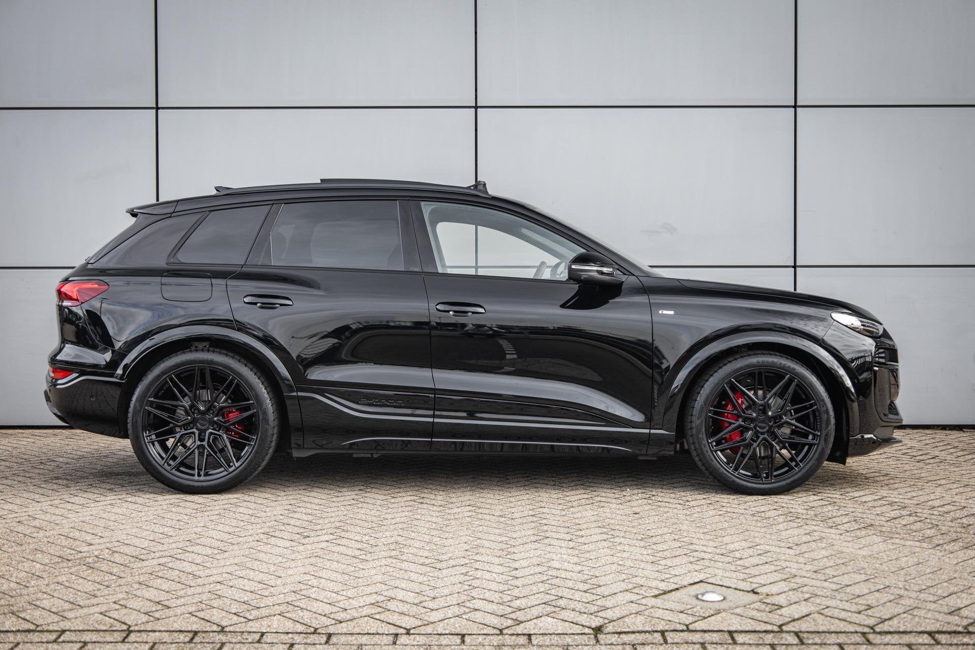 Audi Q6 e-tron S edition 252pk 83 kWh | Techniek Pakket Pro, Auto's, Automaat, 12 maanden, Achterwielaandrijving, Zwart
