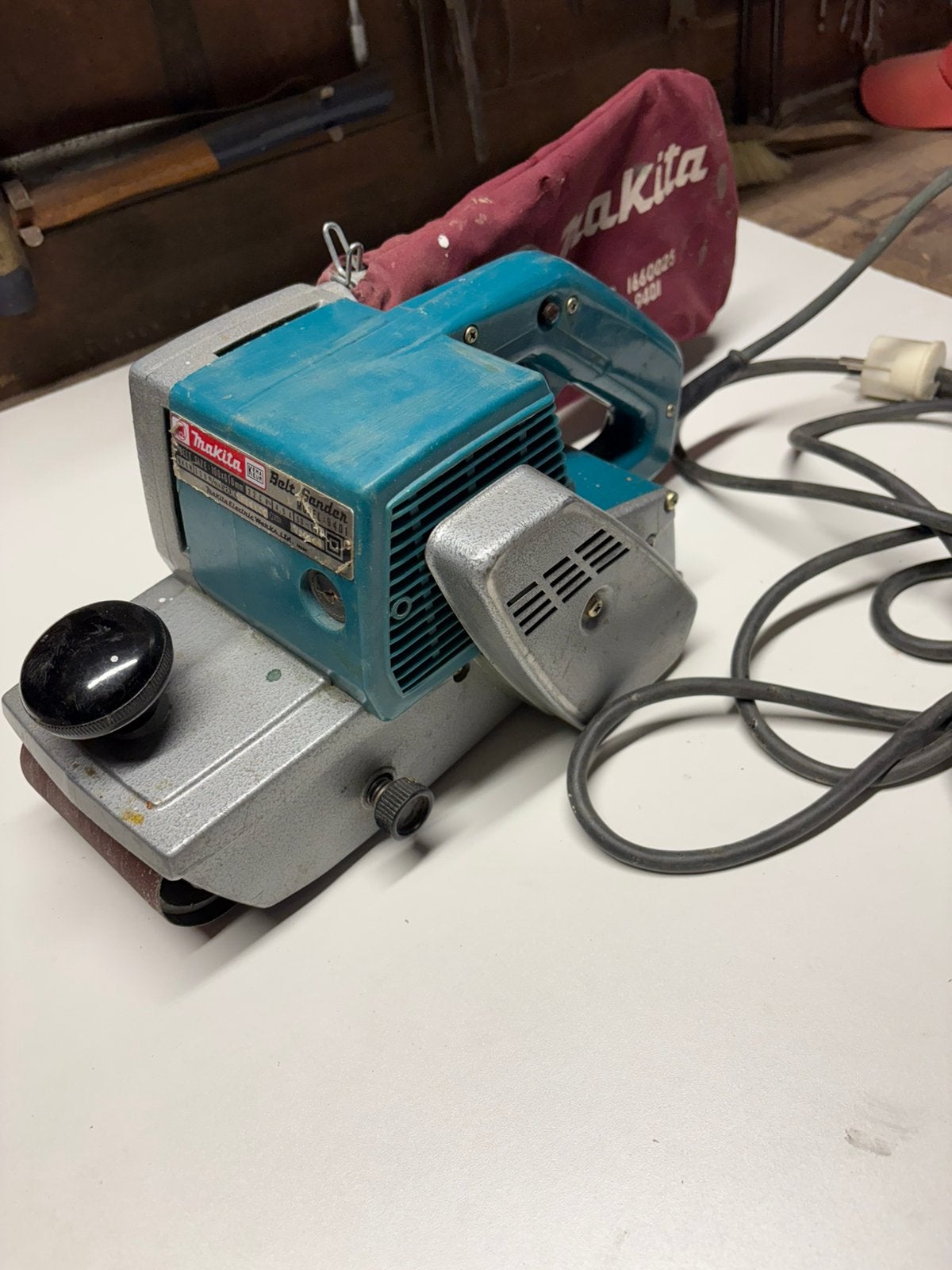 Bandschuurmachine Makita 9401, Doe-het-zelf en Verbouw, Ophalen of Verzenden, Zo goed als nieuw, Minder dan 600 watt, Bandschuurmachine