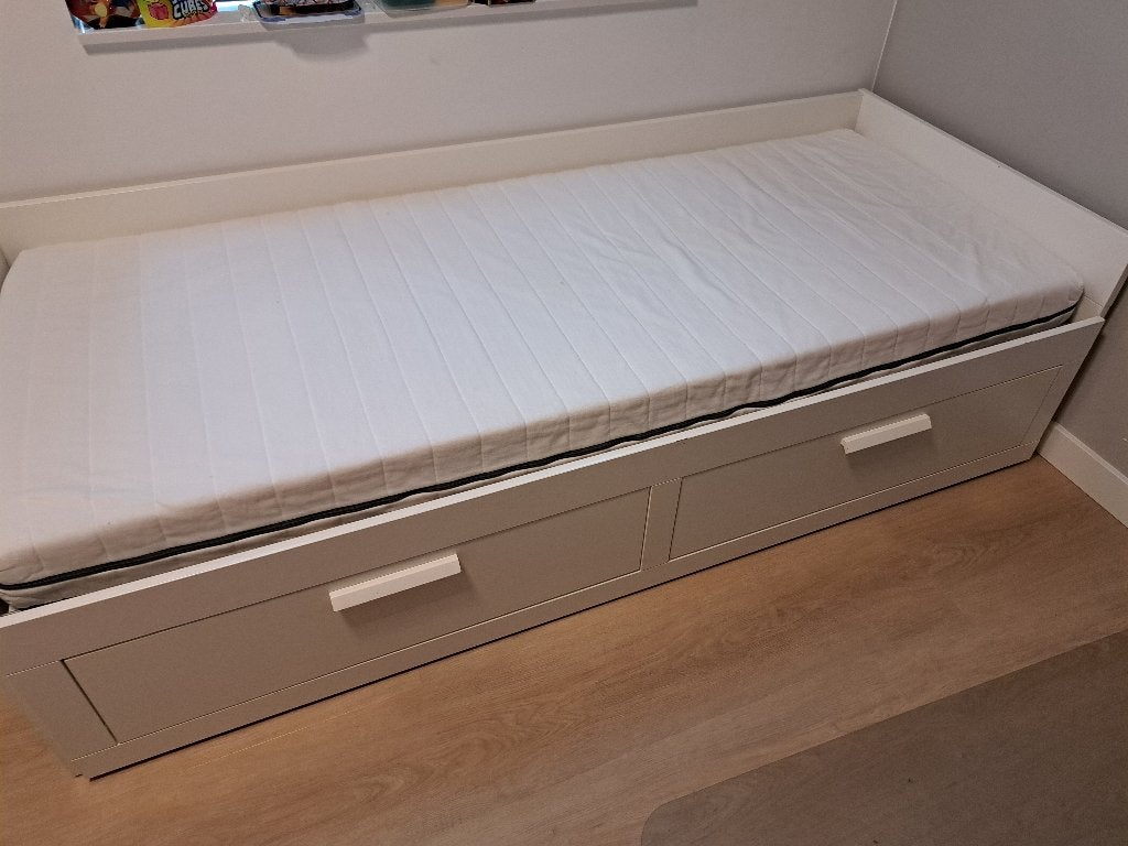 Bedbank Brimnes ikea incl 2 matrassen € 150,-, Ophalen, Gebruikt, Eenpersoons, Wit