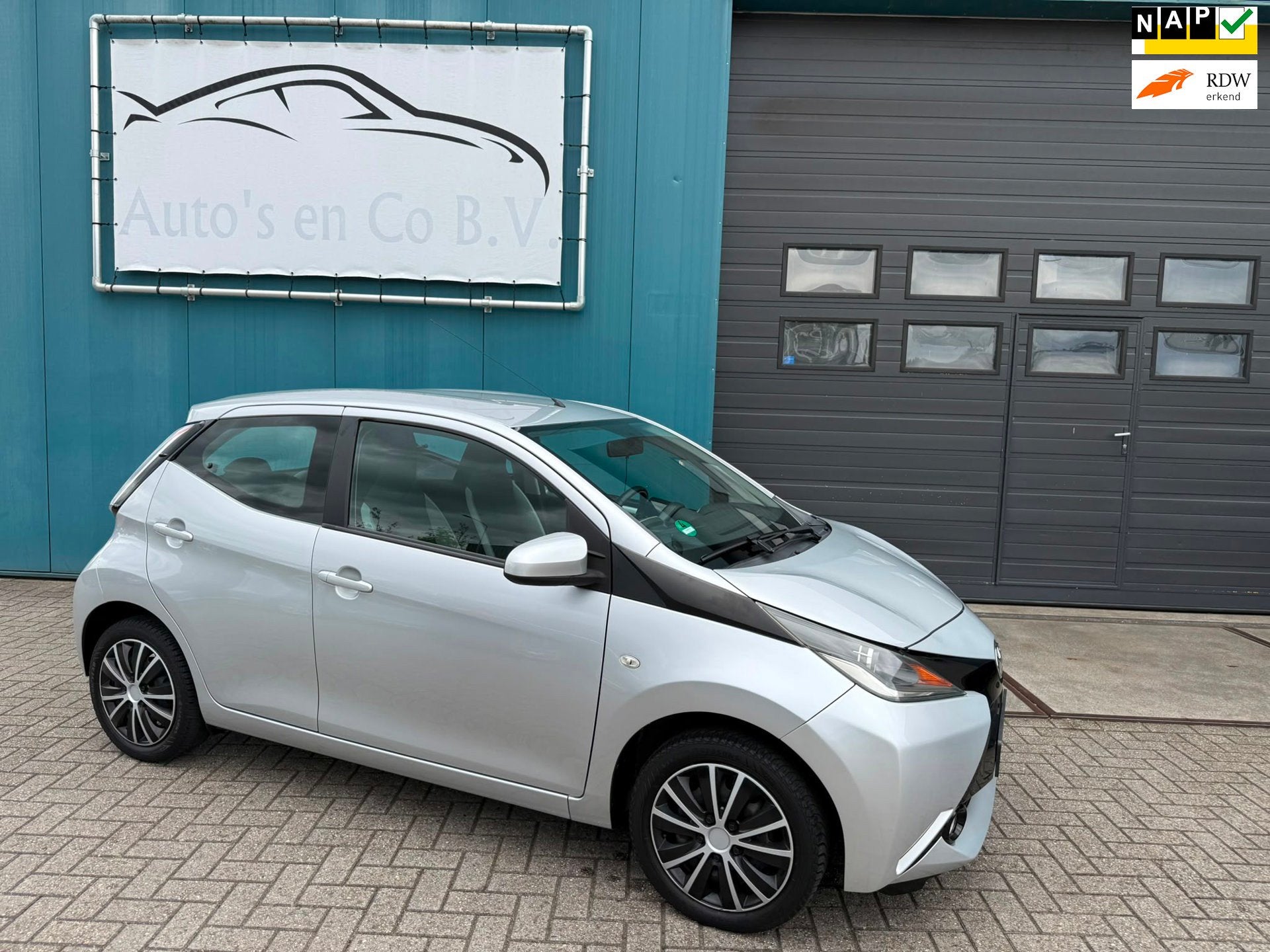 Toyota Aygo 1.0 VVT-i x-play 5-deurs Airco Cruise Achteruitr, Voorwielaandrijving, Start-stop-systeem, Gebruikt, Euro 6