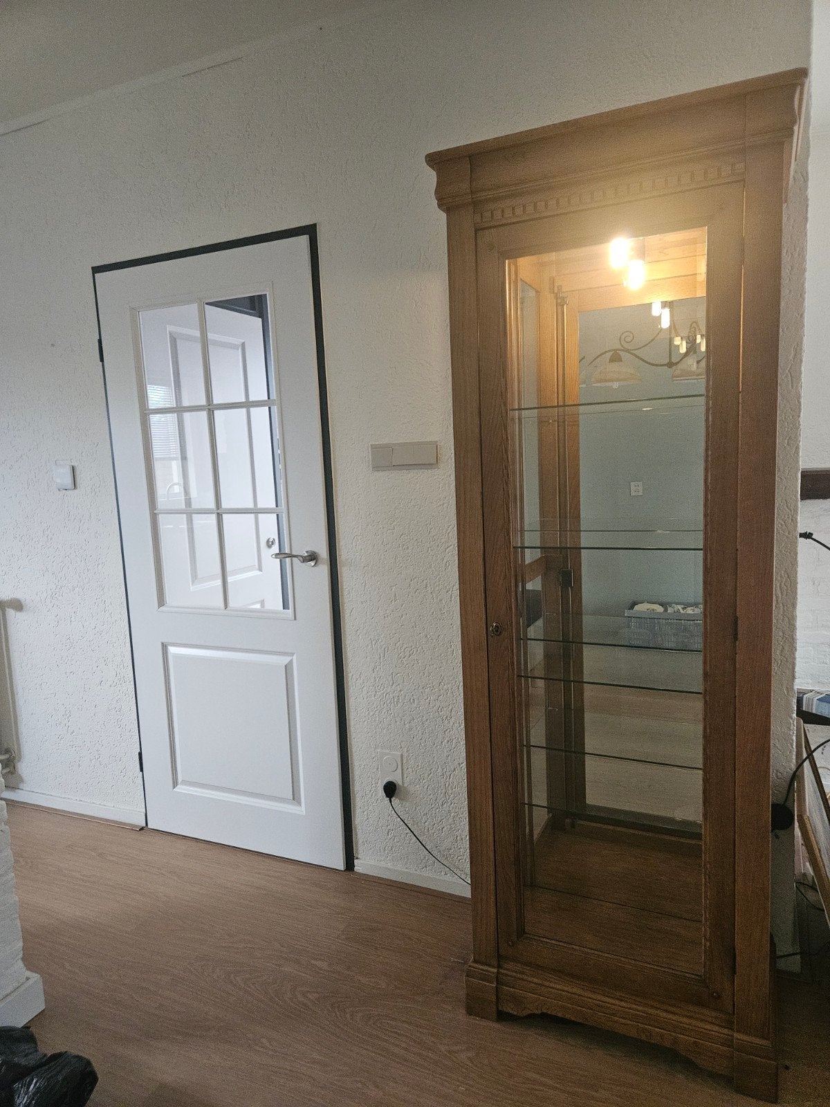 Eikenhouten vitrinekast met glazen deuren en planken, Ophalen, Eikenhout, Klassiek, 50 tot 100 cm