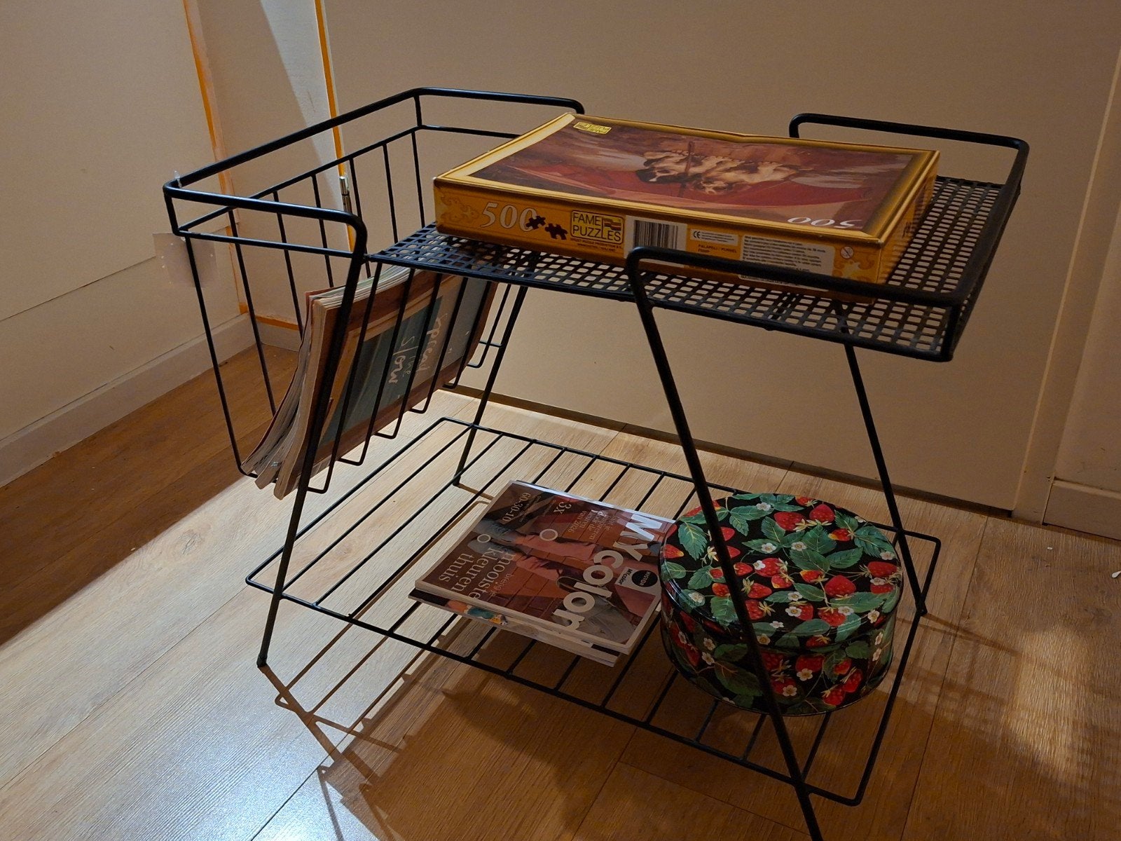 Urban Outfitters Zwart metalen bijzettafel, Modern, Industrieel, Metaal of Aluminium, Nieuw, 75 cm of meer