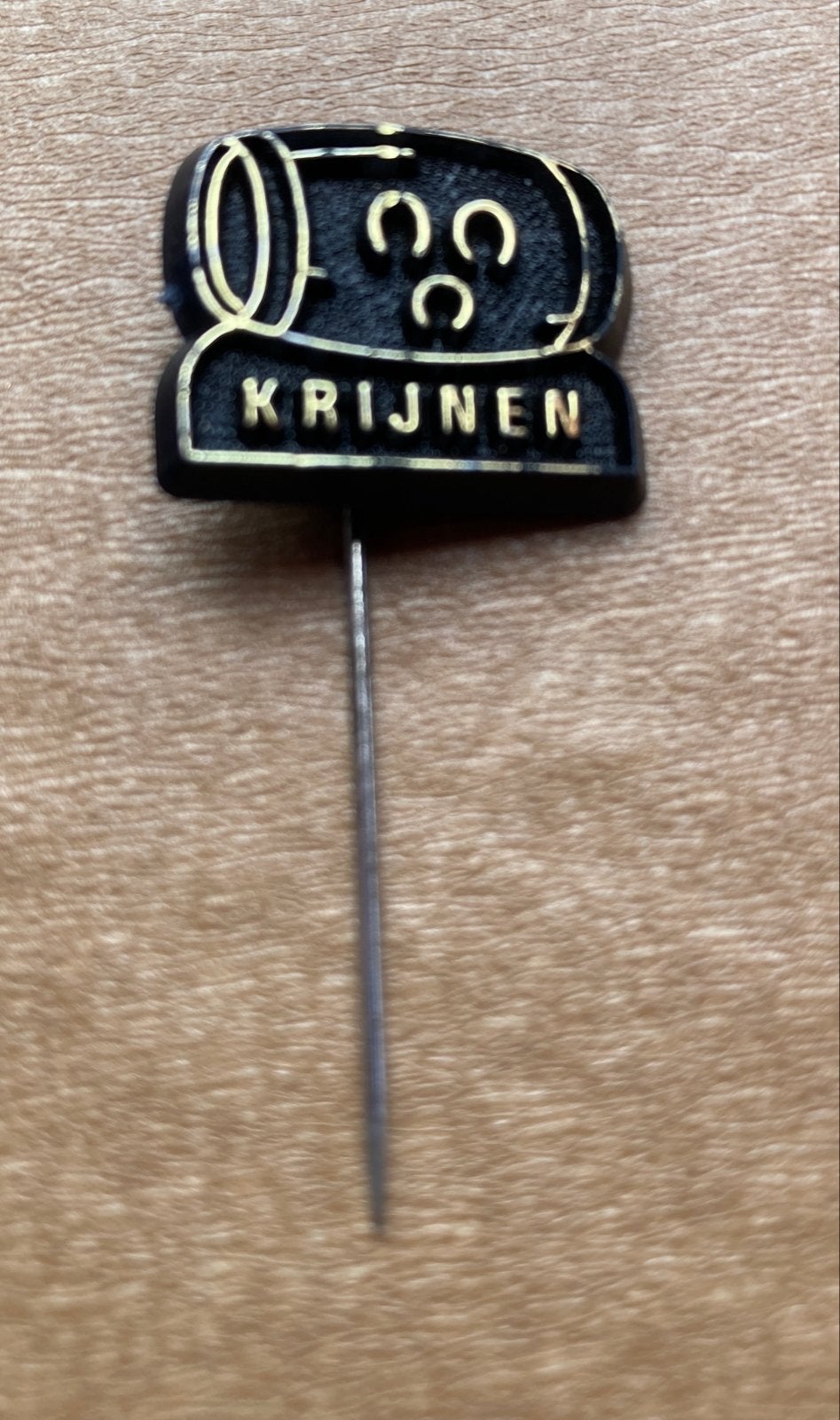 Vintage Krijnen Speldje - Biervat De drie Hoefijzers Breda, Ophalen of Verzenden, Gebruikt, Merk, Speldje of Pin