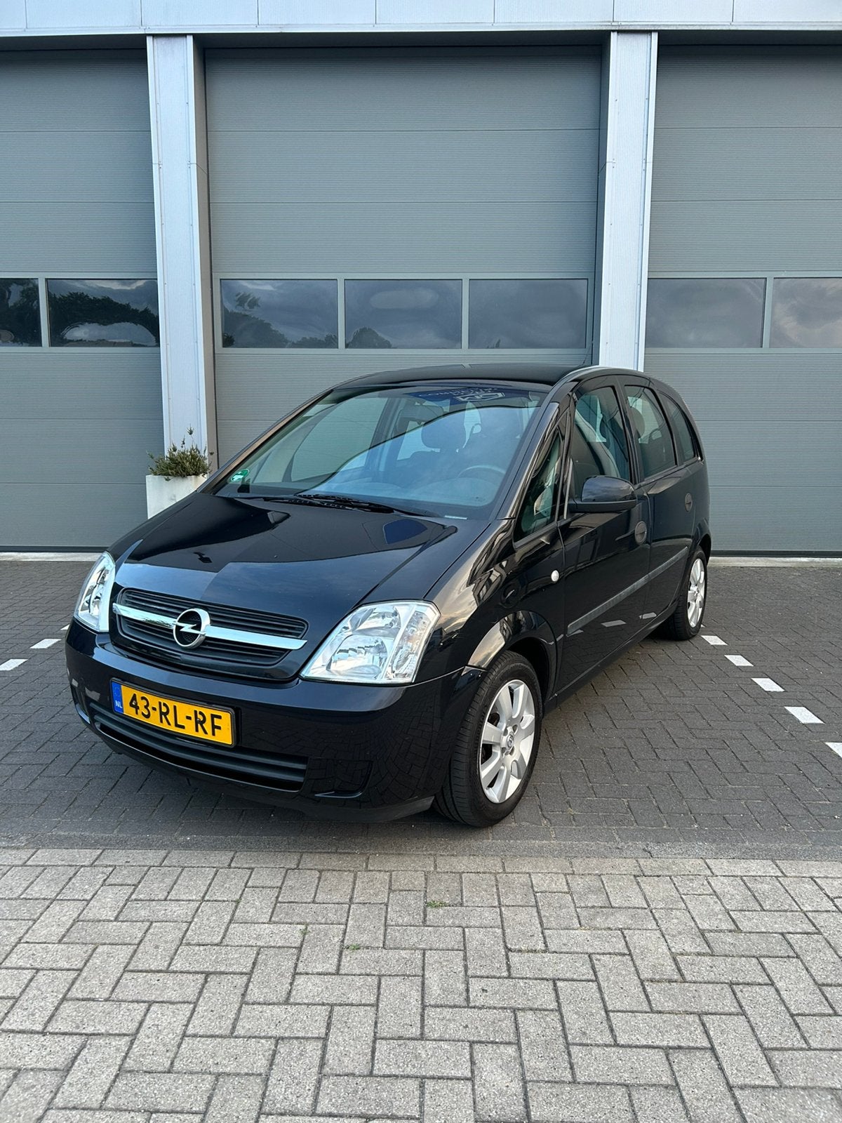 Opel Meriva 1.6 16V 2005 Zwart nieuwe apk, airco, trekhaak, Auto's, Voorwielaandrijving, 4 cilinders, 100 pk, Zwart