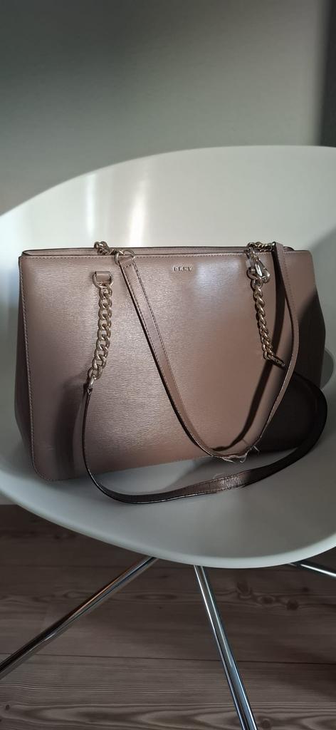 DKNY lederen dames handtas taupe, Sieraden, Tassen en Uiterlijk, Tassen | Damestassen, Ophalen, Gebruikt, Handtas