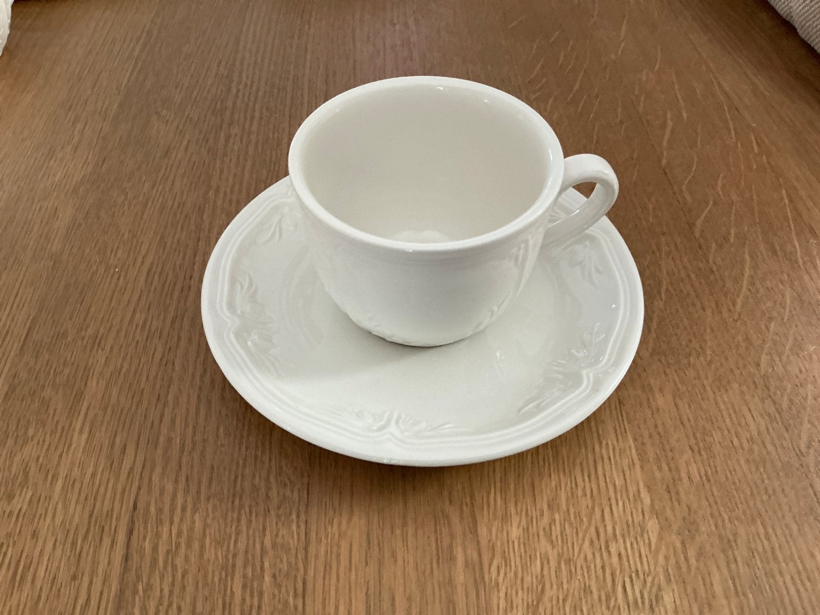 4x Witte kop en schotel met reliëf van villeroy en boch, Ophalen of Verzenden, Zo goed als nieuw, Kop(pen) en/of Schotel(s), Klassiek