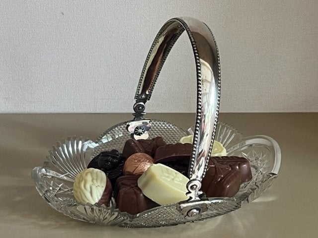 BONBONSCHAAL OVAAL MET ZILVEREN PARELRANDBEUGEL, Ophalen of Verzenden, Zilver