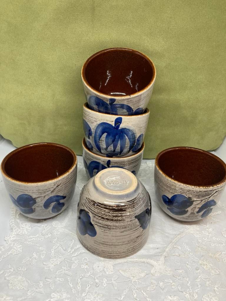 Aardewerk mokjes bruin/blauw (060223), Huis en Inrichting, Keuken | Servies, Gebruikt, Ophalen of Verzenden, Overige stijlen, Kop(pen) en/of Schotel(s)