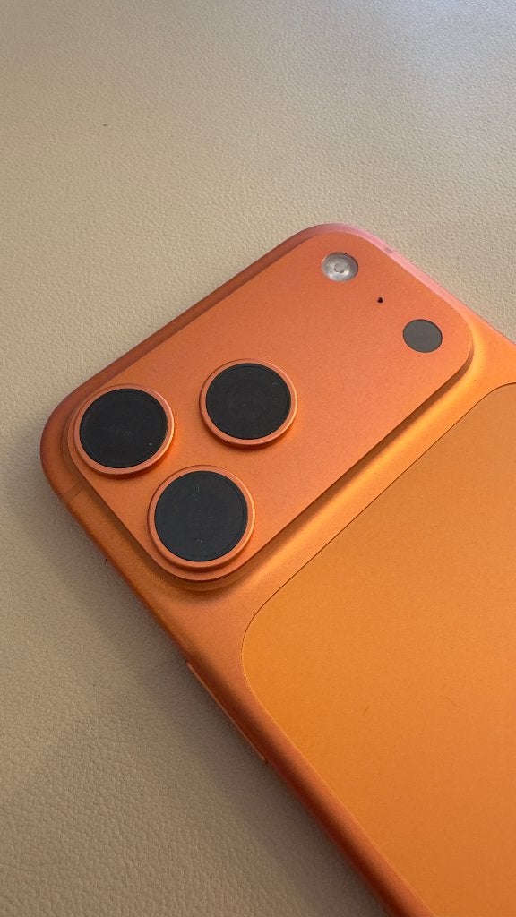 Foto 3 van iPhone 17 Pro Max - Cosmic Orange - 256GB - Topconditie
