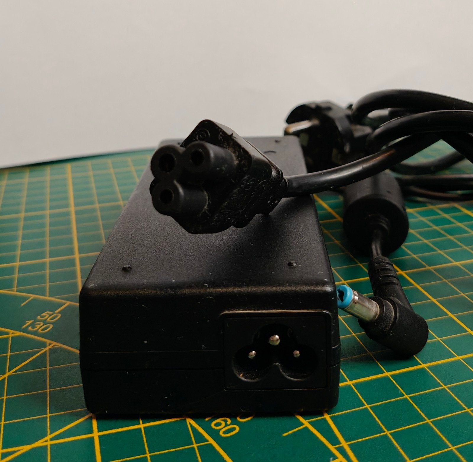 Dell laptop adapter / oplader 65W – 19.5V – blauwe plug, Computers en Software, Pc- en Netwerkkabels, Gebruikt, Ophalen of Verzenden