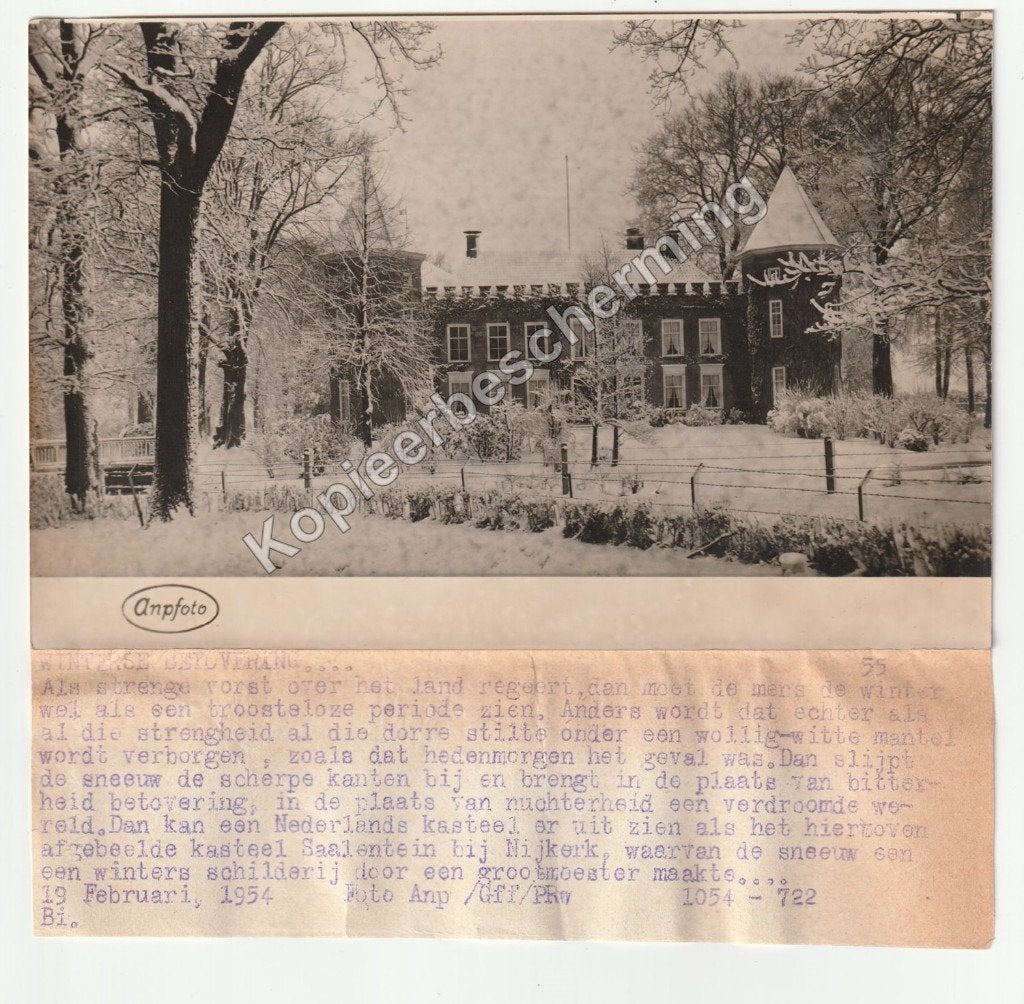 Nijkerk Kasteel Saalenstein in de sneeuw 1954 oude persfoto, Gebruikt, Verzenden, Foto, 1940 tot 1960