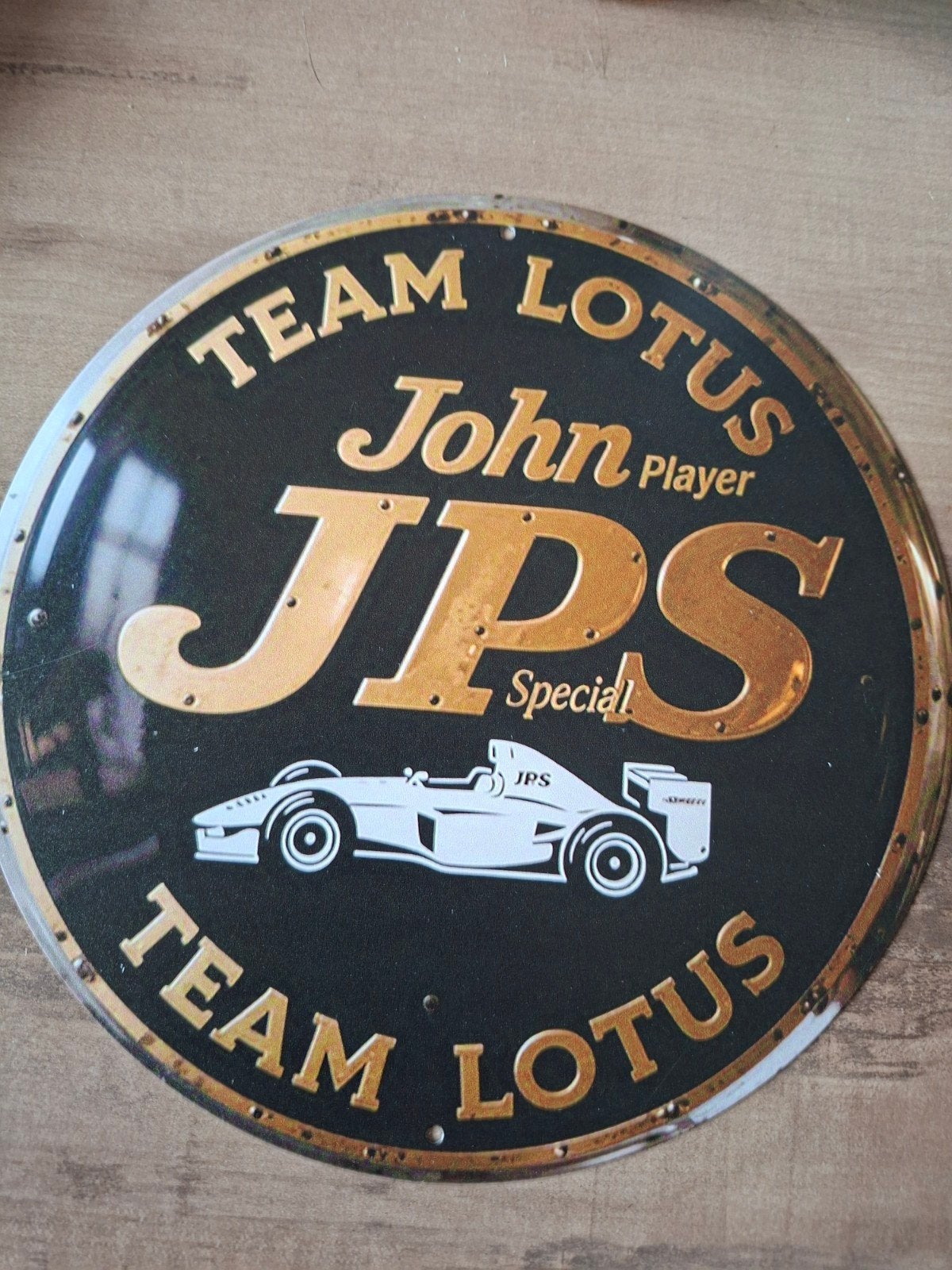 Metalen bord Team Lotus John Player Special JPS 20 cm, Ophalen of Verzenden, Gebruikt, Formule 1