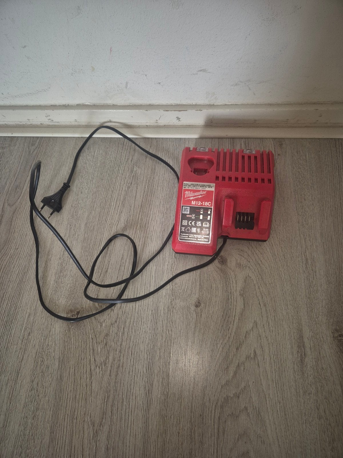 Milwaukee M12-18C Acculader, Ophalen of Verzenden, Gebruikt