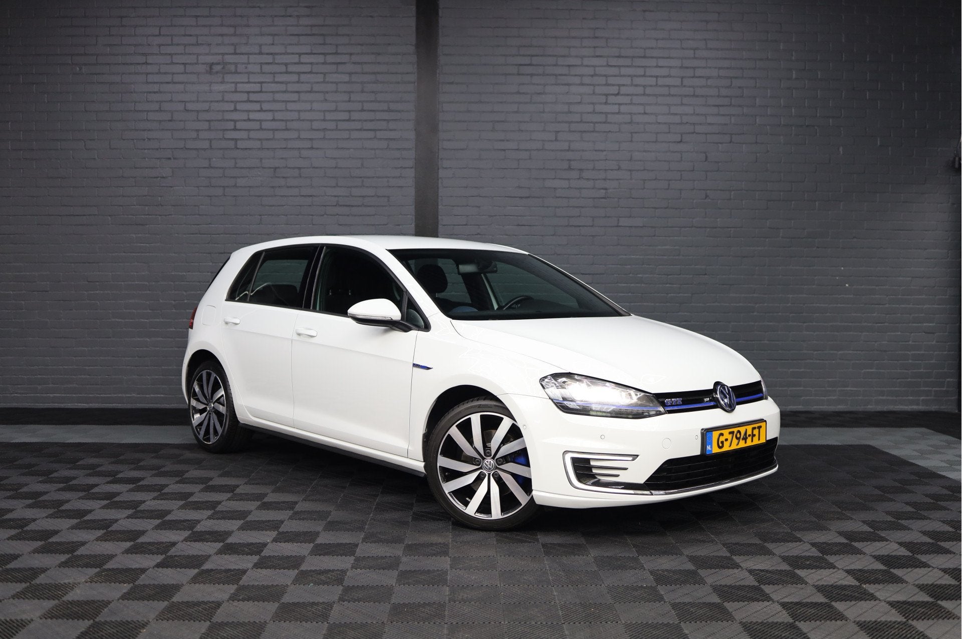 Volkswagen Golf 1.4 TSI GTE | LM VELGEN | AUTOMAAT | TREKHAA, Auto's, Stof, Gebruikt, 4 cilinders, Wit