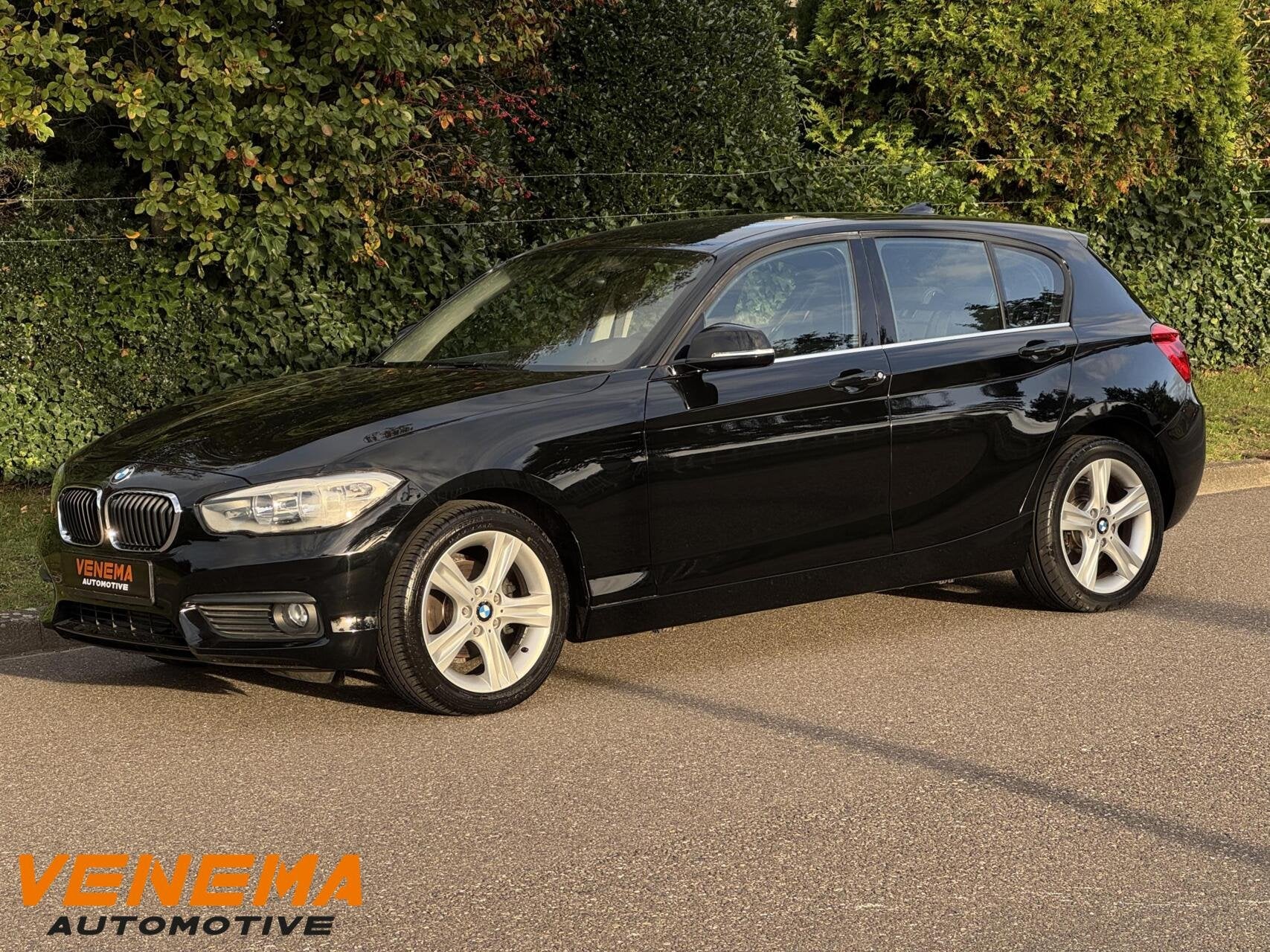 BMW 118i Exec. LCI/Cruise/Sportst/17" LM/PDC/Handg/133tkm, Auto's, 1-Serie, Met garantie (alle), Zwart, Bedrijf
