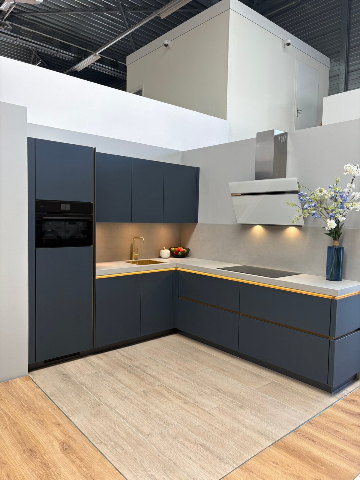 Luxe Showroomkeuken | AEG apparatuur | Keramiek | Goud, Ophalen, Blauw, Hoekkeuken, Greeploos
