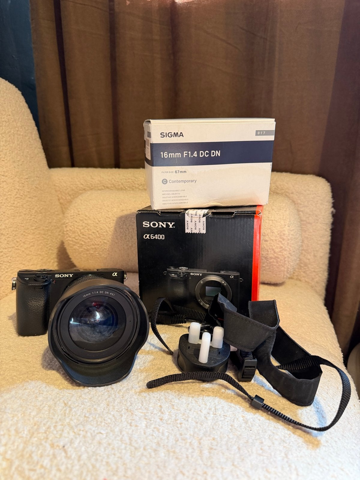 Sony Alpha A6400 met Sigma 16mm F1.4 DC DN lens, Kantelbaar/draaibaar scherm, Ophalen of Verzenden, Zo goed als nieuw, Accu