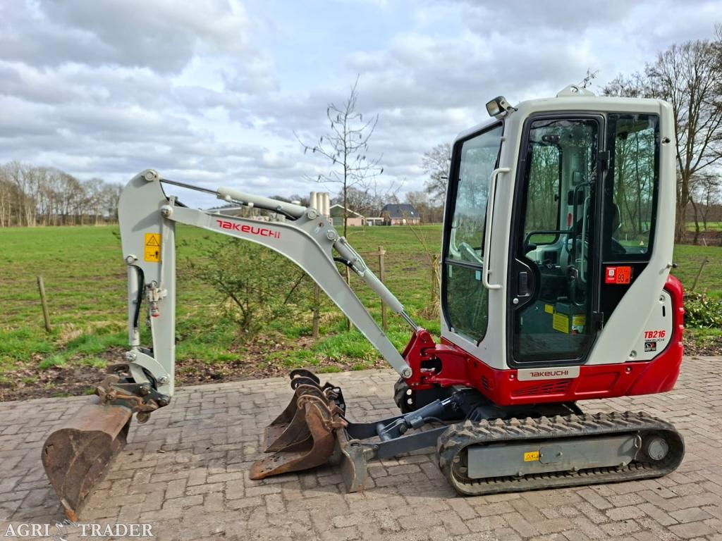 Takeuchi TB216 | bj 2022 | 2215uur | 3 bakken, -, Niet opgegeven, Ophalen of Verzenden, Niet opgegeven