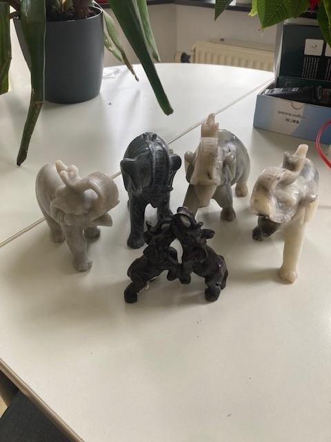 5 Olifanten beeldjes. Zou het jade zijn,helaas het is Marmer, Ophalen of Verzenden, Zo goed als nieuw, Dier