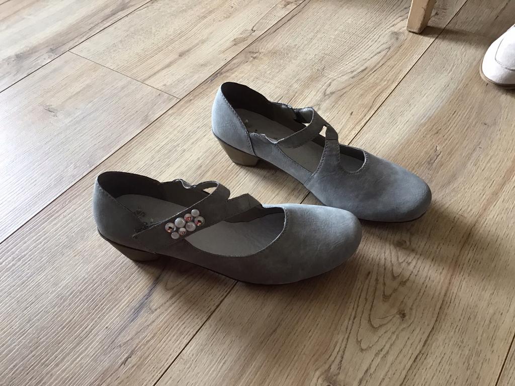 Grijze pumps met lage hak, Ophalen of Verzenden, Zo goed als nieuw, Grijs, Schoenen met lage hakken