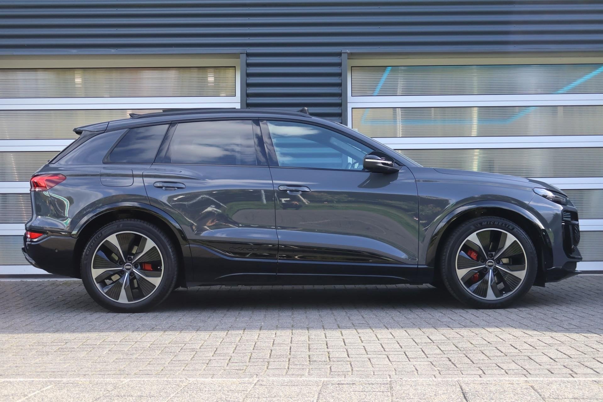 Audi Q6 e-tron 388pk S edition 100 kWh | Panoramadak | Lucht, Auto's, Automaat, 12 maanden, Gebruikt, Adaptive Cruise Control