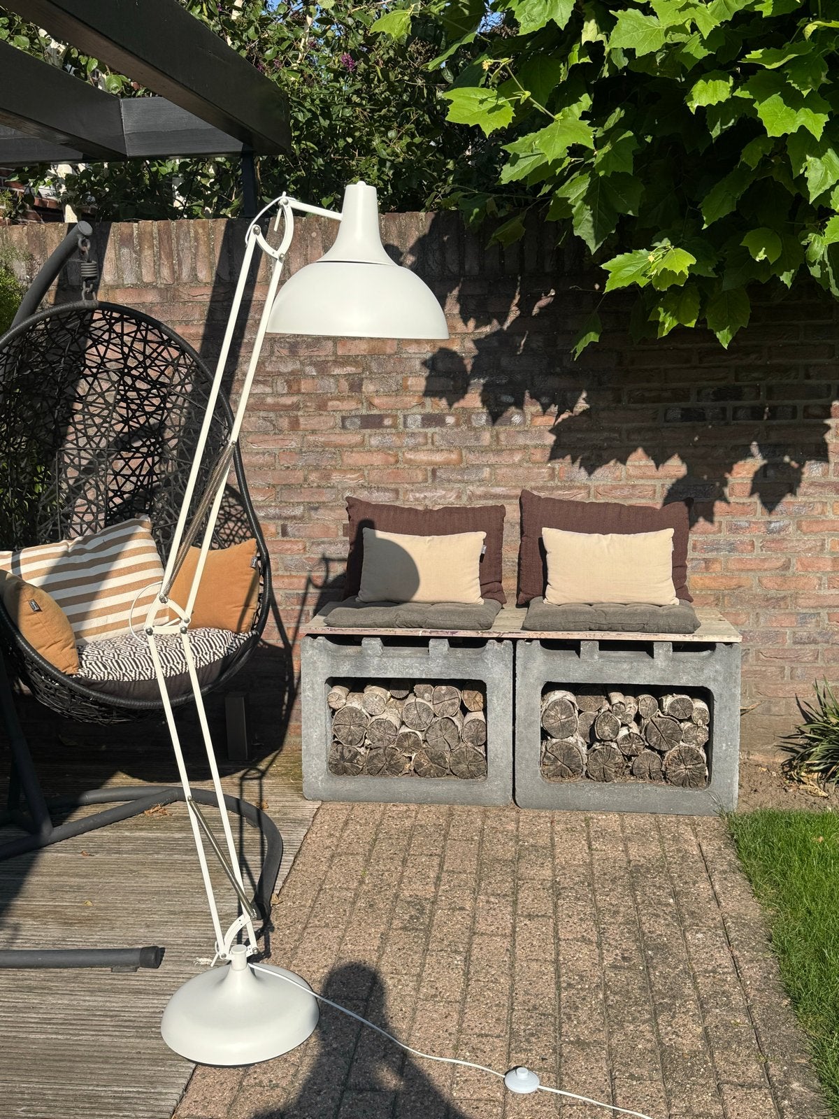 Grote witte vloerlamp met verstelbare arm, Huis en Inrichting, Lampen | Vloerlampen, Ophalen, Gebruikt, E27 (groot), Metaal