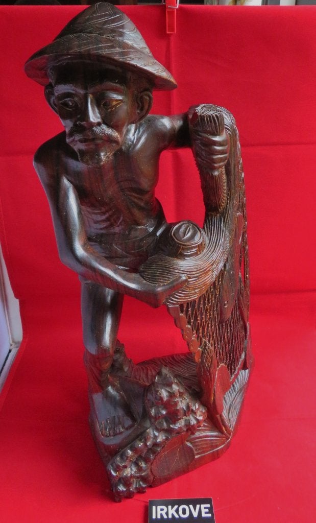 VISSER MET NET EN VIS * Mooi Houten Beeld *, Verzenden, 20 - 50 cm, Beeld, Hout