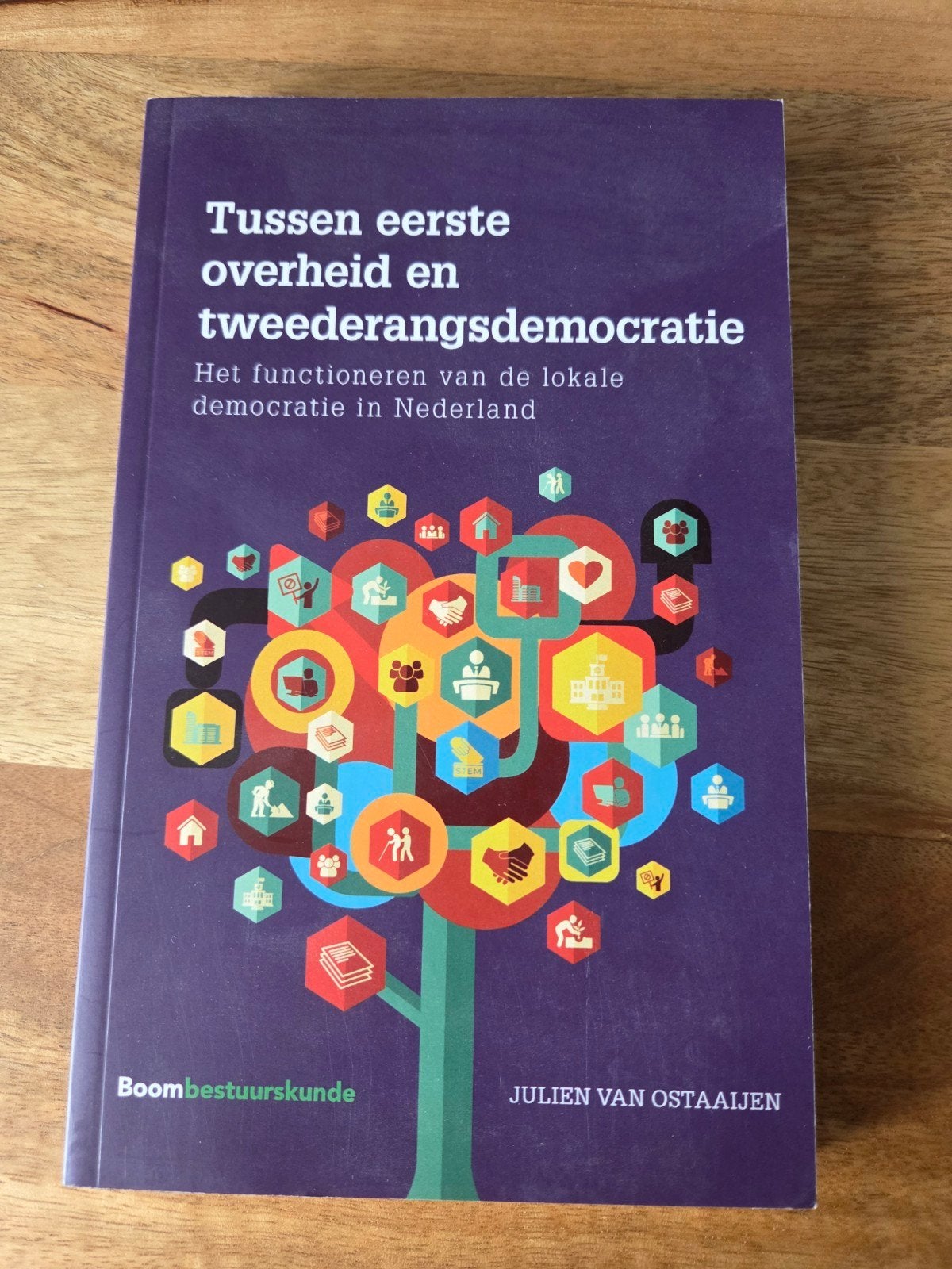 Tussen eerste overheid en tweederangsdemocratie, Gelezen, Julien van Ostaaijen, Gamma, HBO