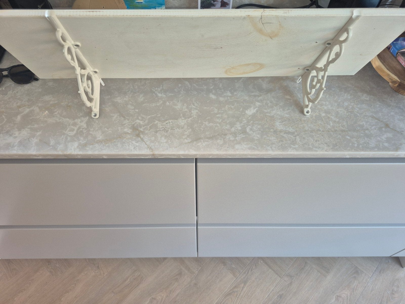 Witte houten wandplank met sierlijke beugels, Ophalen of Verzenden, Gebruikt