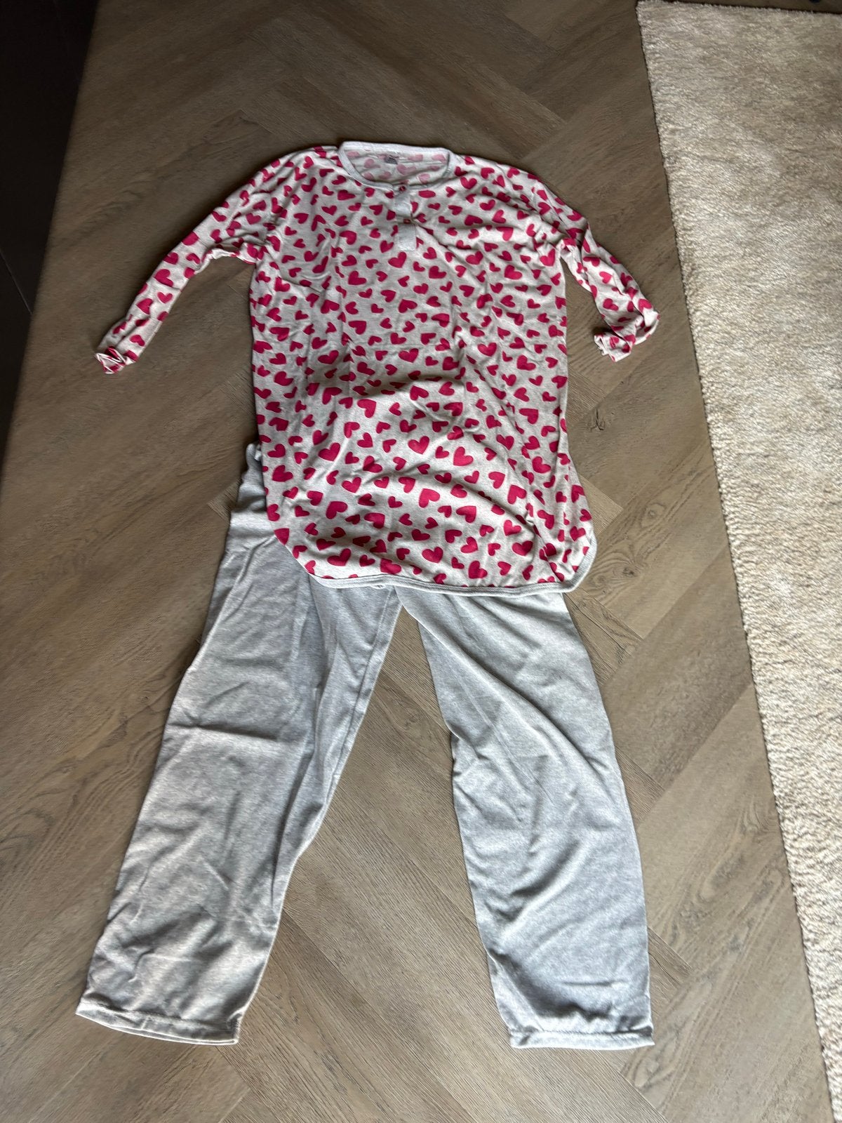 Nieuwe pyjama met hartjes, maat 42/44 (L), Kleding | Dames, Pyjama's, Ophalen of Verzenden, Nieuw, Maat 42/44 (L)