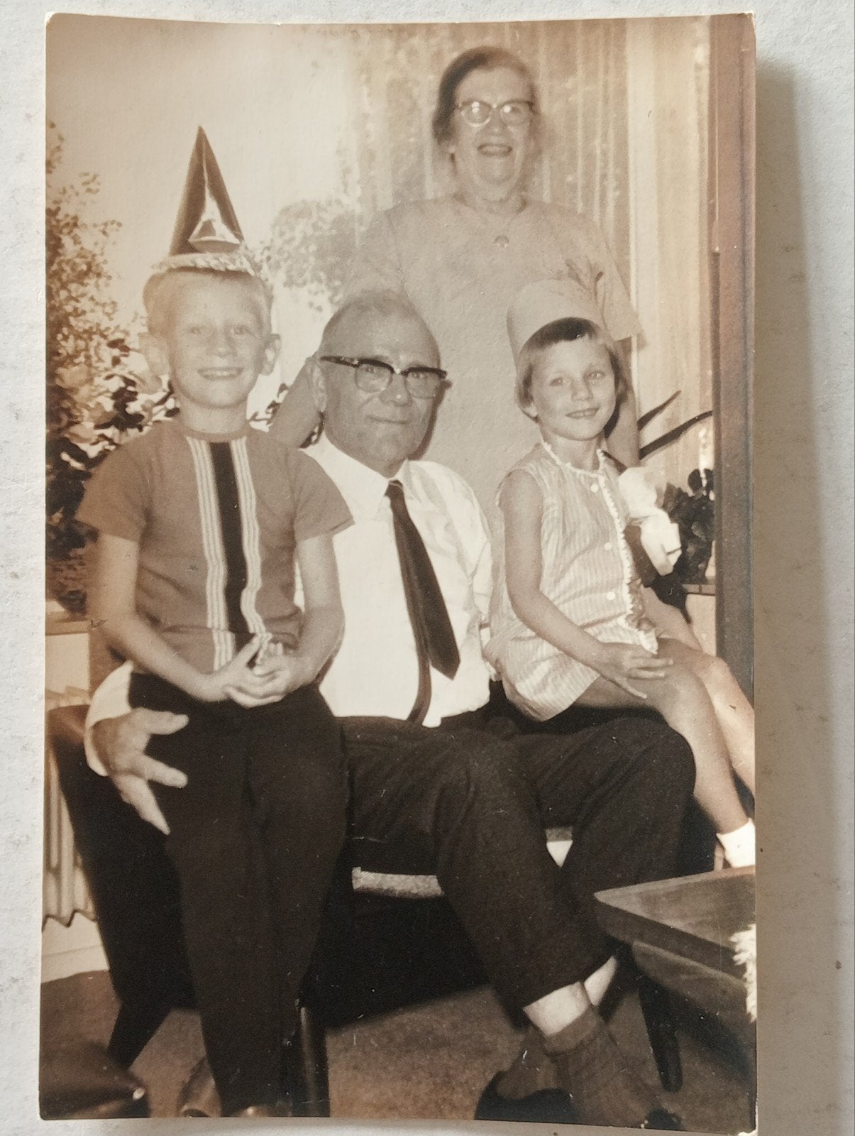 Opa en Oma met kleinkinderen, Ophalen of Verzenden, Voor 1940, Gebruikt