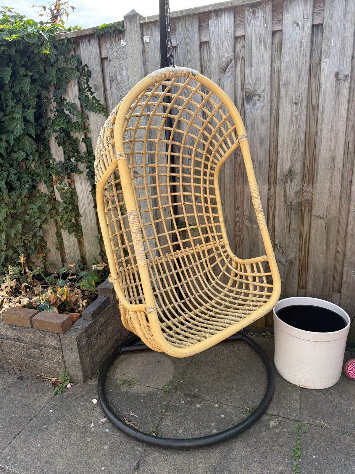 Comfortabele rotan hangstoel met standaard, Huis en Inrichting, Stoelen, Ophalen, Gebruikt, Overige kleuren, Riet of Rotan