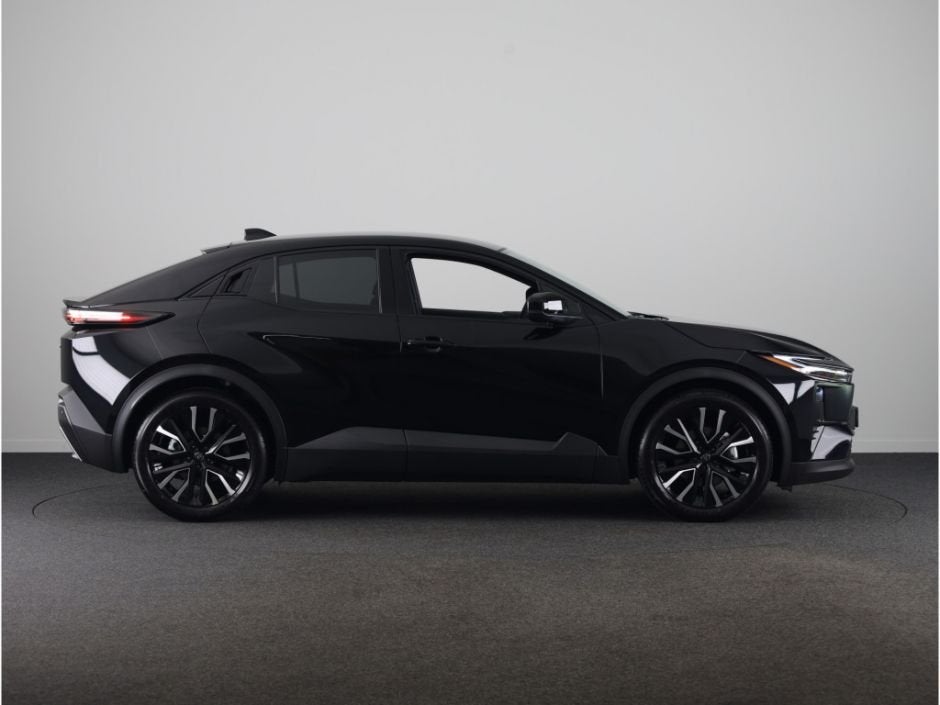 Toyota C-HR+ First Edition 77 kWh (bj 2026, automaat), 12 maanden, Stof, Zwart, Origineel Nederlands