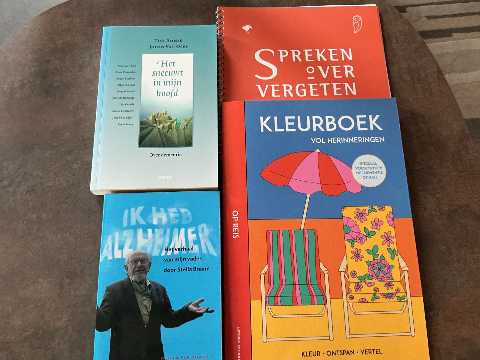 Boeken, gespreks- en kleurboek over Dementie, Ophalen of Verzenden, Gelezen, Nederland