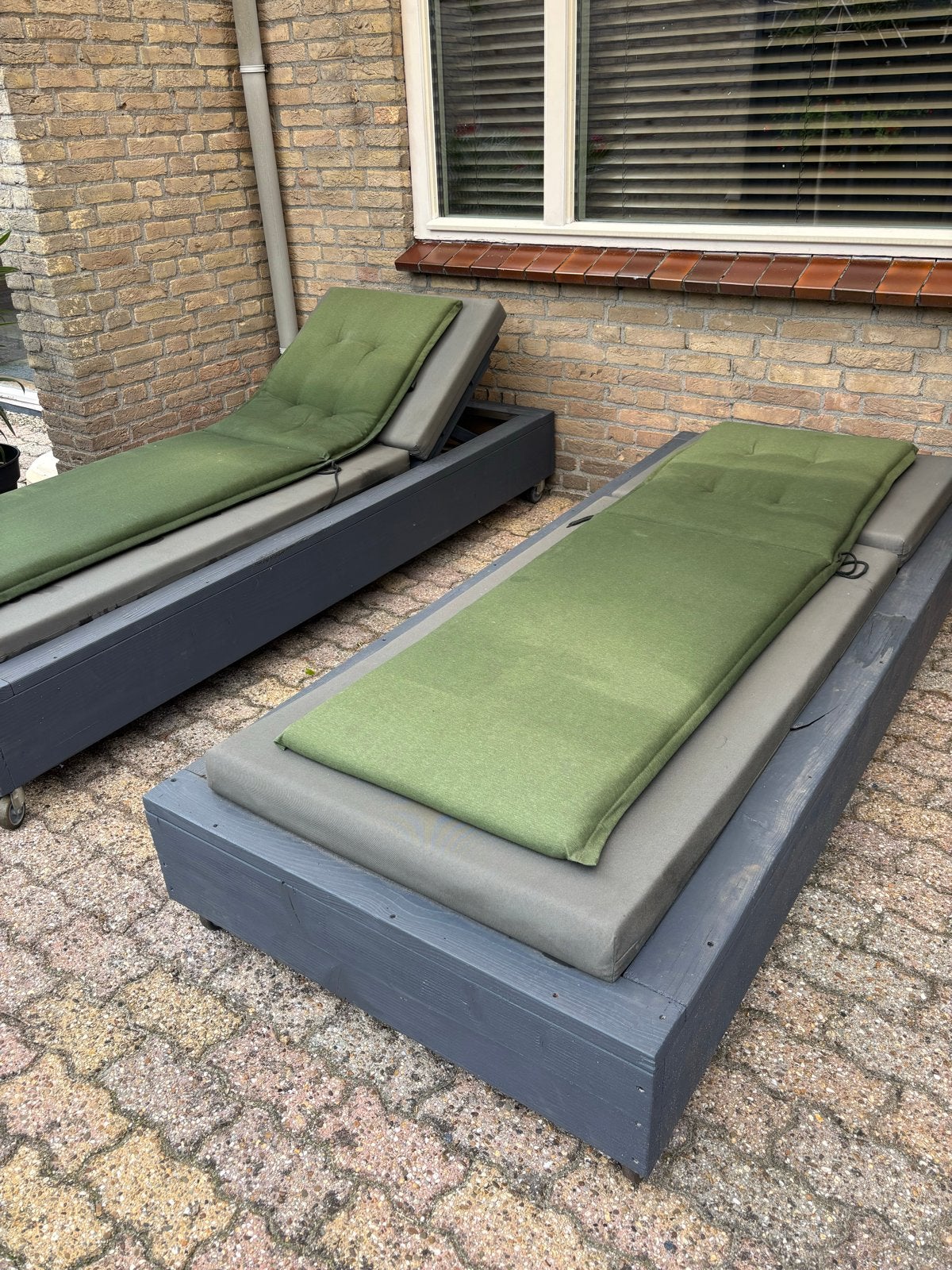 2x Houten ligbedden met kussens, Tuin en Terras, Ligbedden, Ophalen of Verzenden, Gebruikt, Hout, Verstelbaar