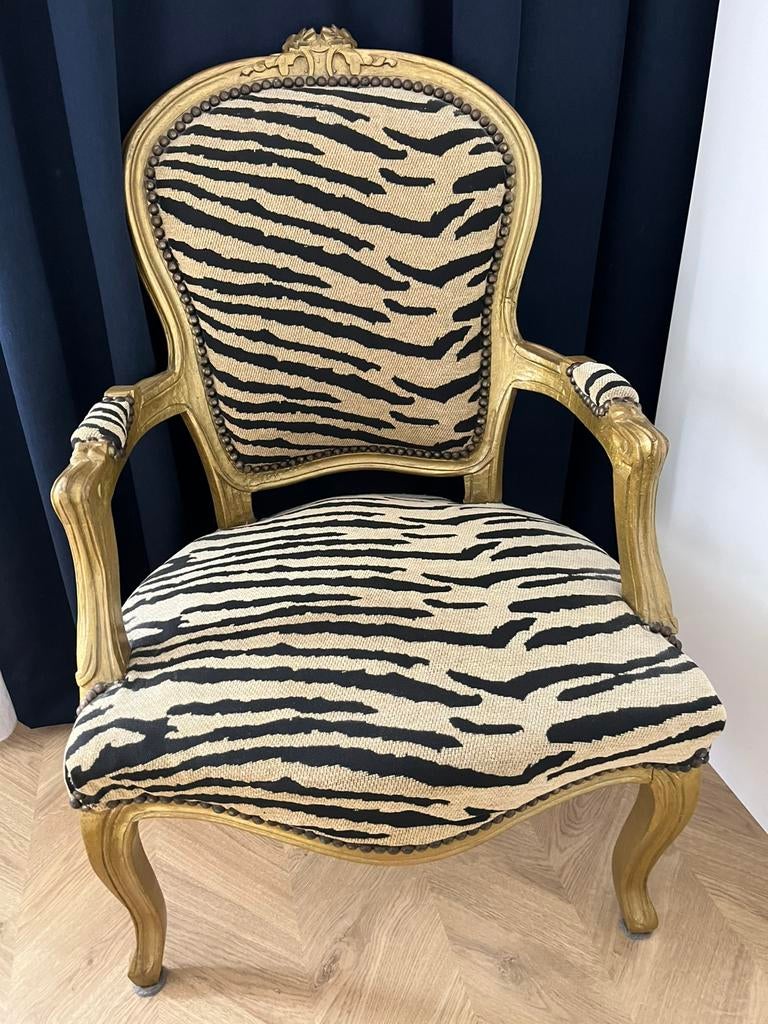 Antieke stoel met tijgerprint, Ophalen