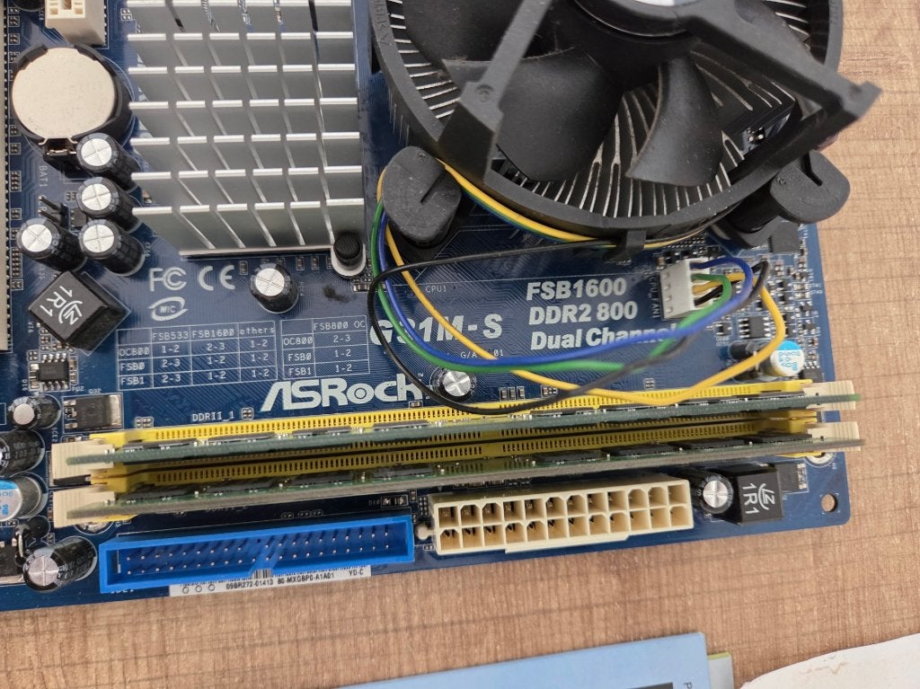 ASRock moederbord met geheugen en processor met koeler, Computers en Software, Moederborden, Ophalen of Verzenden, Zo goed als nieuw