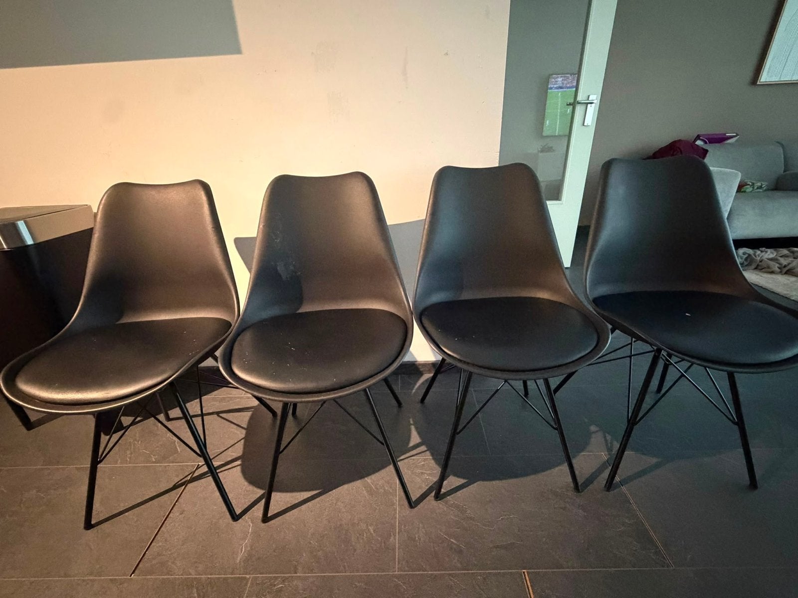 4 gebruikte eetkamerstoelen met metalen onderstel, Huis en Inrichting, Stoelen, Ophalen, Kunststof, Gebruikt, Zwart