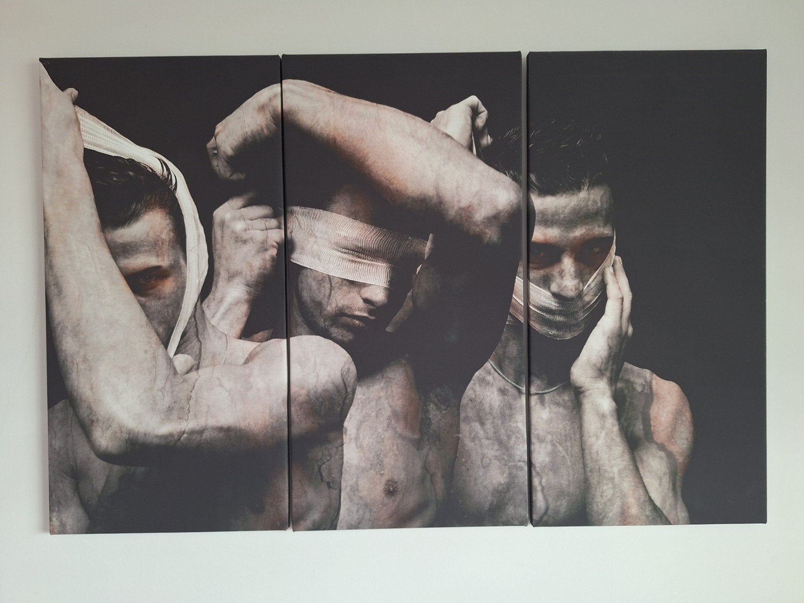 Modern 3-luik schilderij 'Horen, Zien, Zwijgen' - 40x80 cm, Antiek en Kunst, Ophalen of Verzenden, Textiel, Op houten frame, Figuren