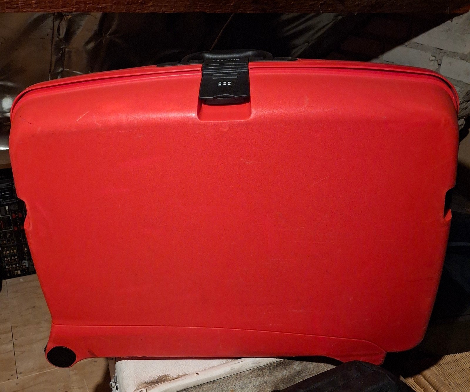 Carlton Koffer Rood met Slot en Wieltjes, Gebruikt, Hard kunststof, 45 tot 55 cm, 70 cm of meer