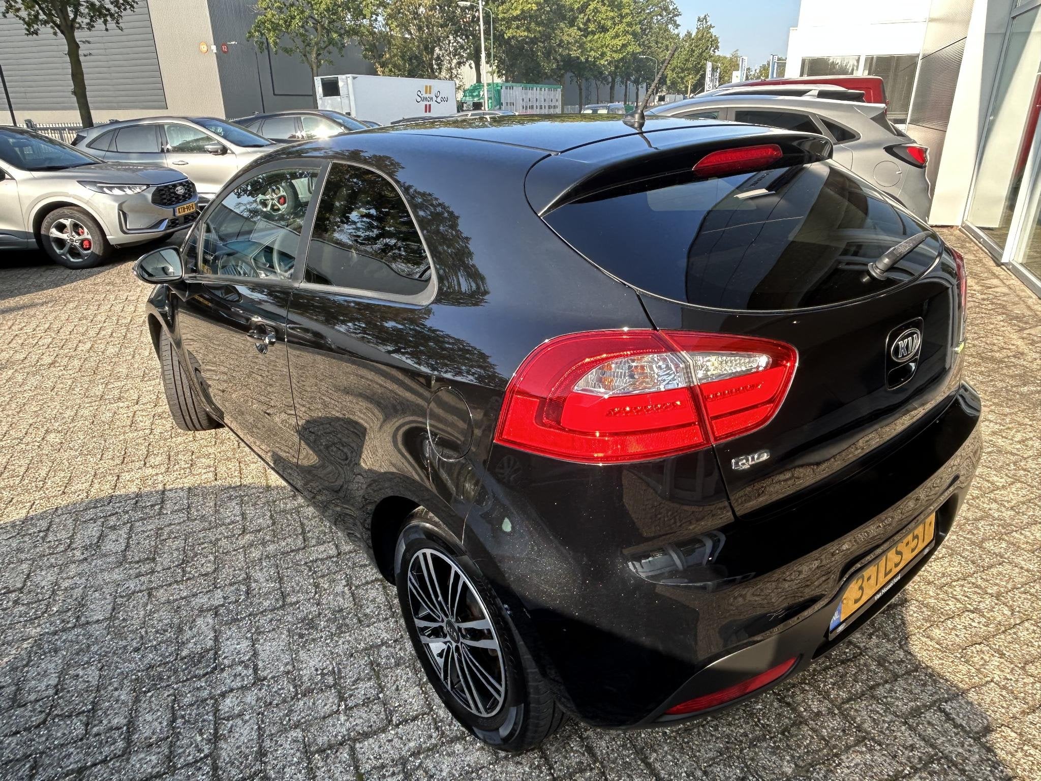 Kia Rio 1.2 CVVT Plus Pack, Auto's, 4 cilinders, Zwart, Origineel Nederlands, Handgeschakeld