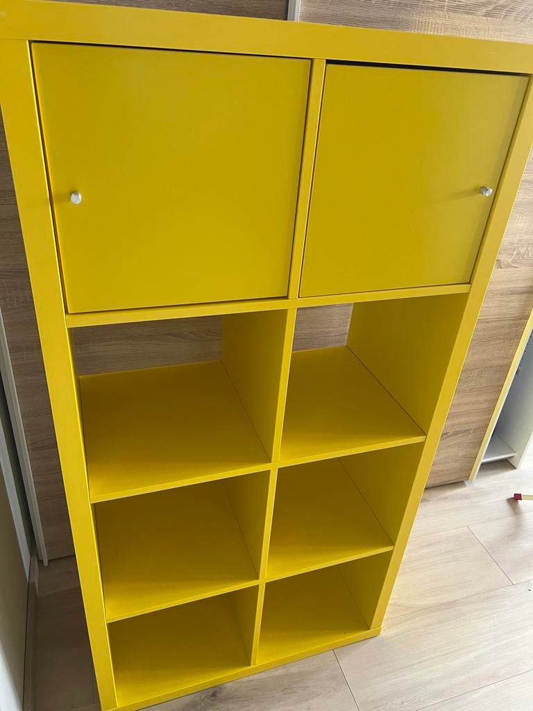 Ikea Gele Kallax-stijl kast met 2 deuren en 6 open vakken, Ophalen of Verzenden, Gebruikt